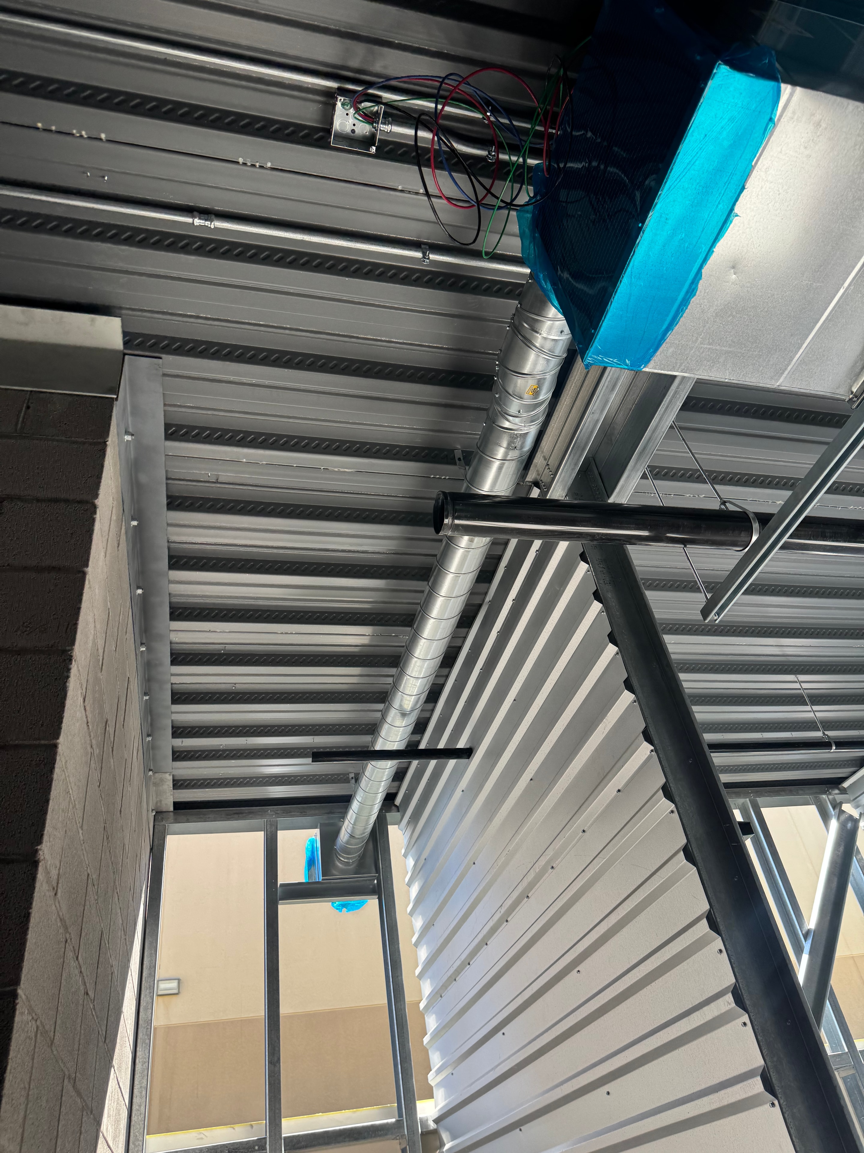 Round spiral main with rectangular plenum transition